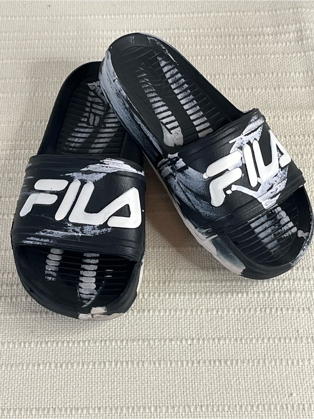 Fila Kids Black & White "paint splash" Graphic Slide Sandals US 12 youth.